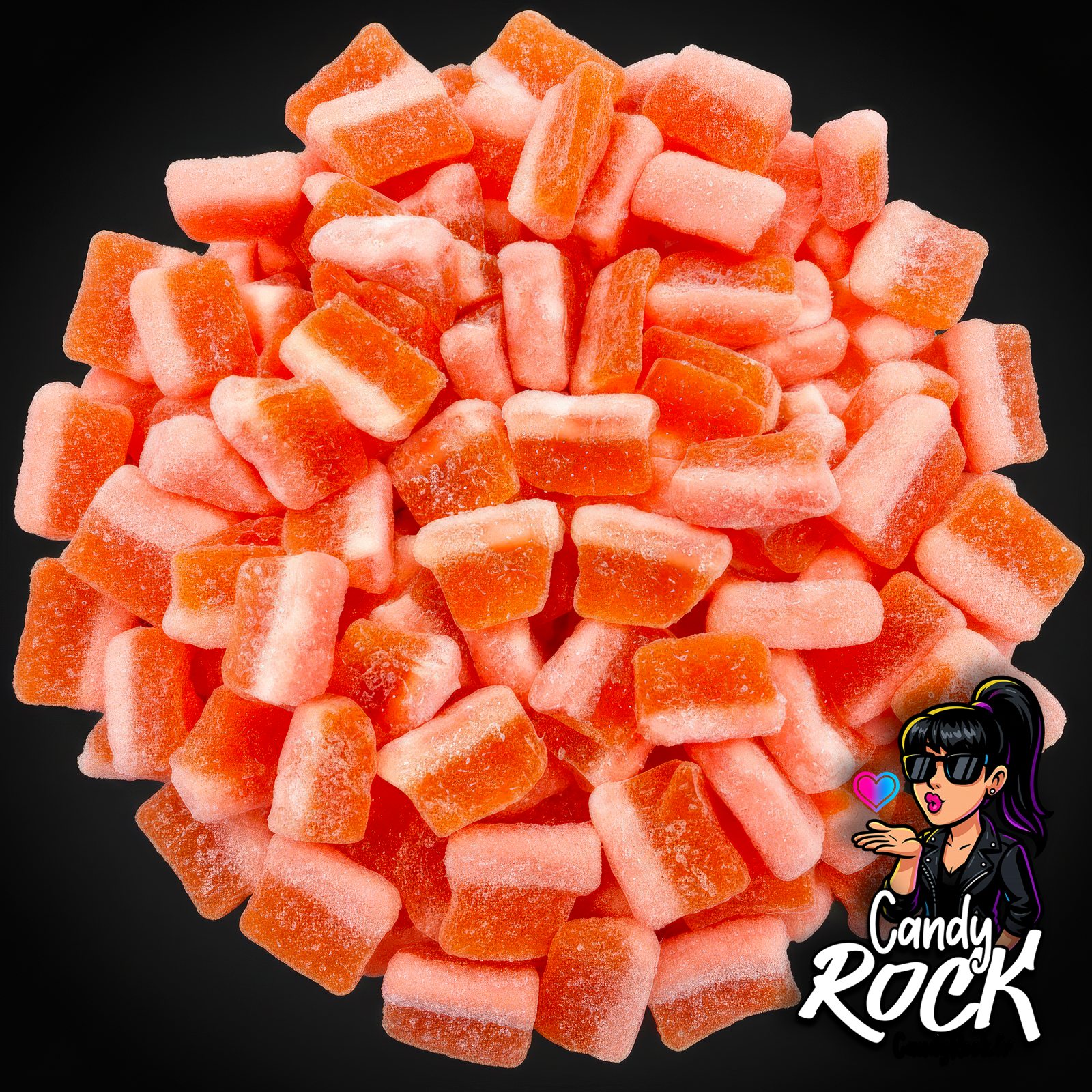 Tranches pêche bicolores orange et rose sur fond noir, présentation du vrac acidulé fruité CandyRock.