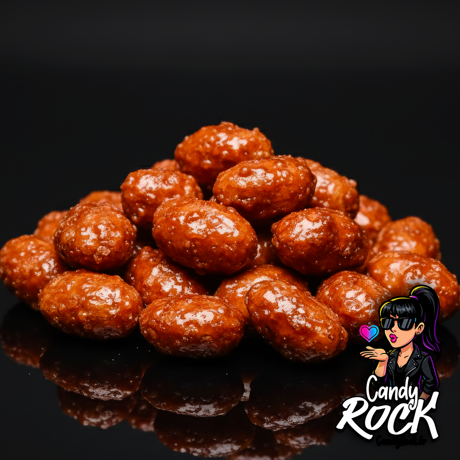 Zoom serré sur des chouchous ultra caramélisés à la surface rugueuse et brillante, ambiance gourmande CandyRock.