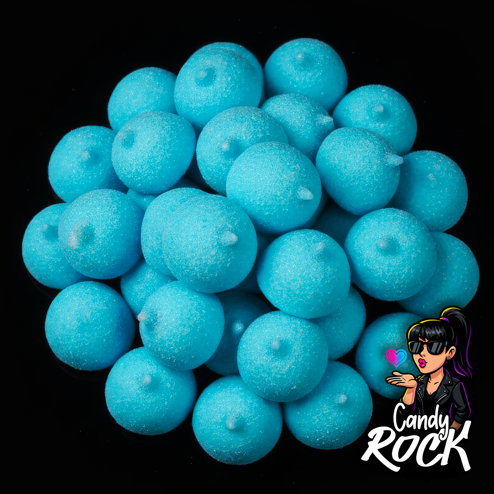 Guimauves éponges bulgares boules bleues empilées sur fond noir, texture veloutée et surface scintillante, présentation CandyRock.