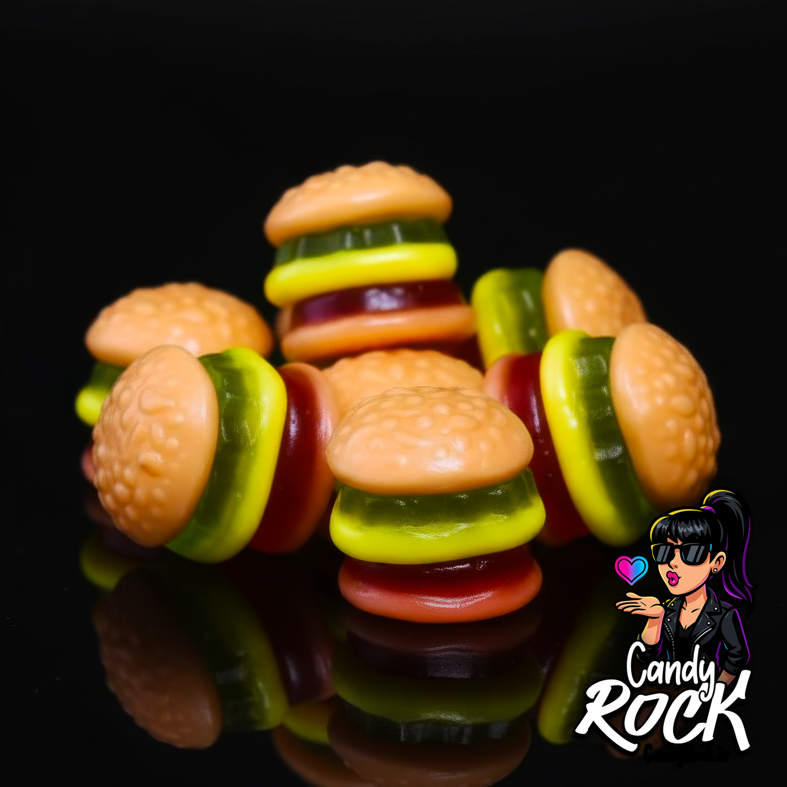 Gros plan sur mini burgers gélifiés lisses Trolli montrant les couches colorées.