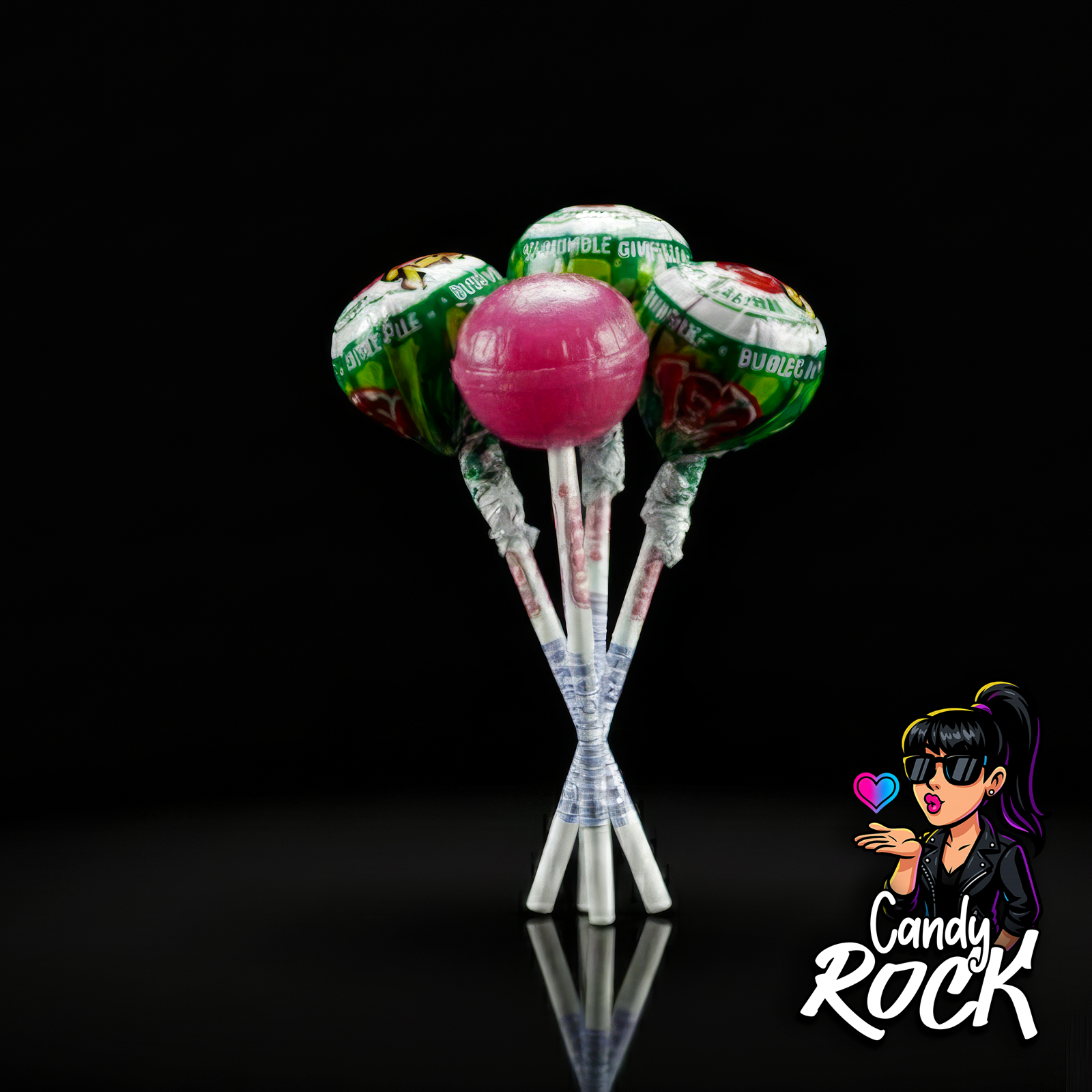 Sucettes Kojak saveur pastèque sur fond noir, présentation générale brillante et gourmande, CandyRock.